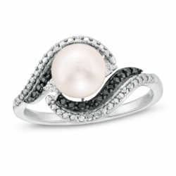 Женское кольцо из серебра с белым жемчугоми бриллиантами