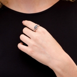 Женское кольцо из серебра с топазами