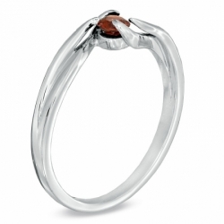Женское кольцо из серебра с гранатом
