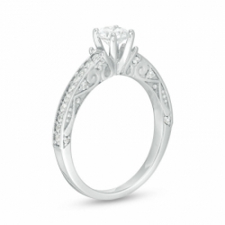Женское кольцо из платины с бриллиантом