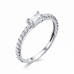 Женское кольцо из серебра с фианитом