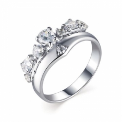 Женское кольцо из серебра с фианитом