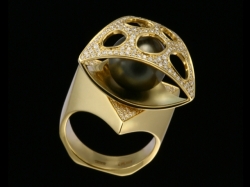 Кольцо из желтого золота с черным жемчугом и бриллиантом