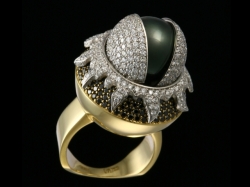 Кольцо из комбинированного золота с бриллиантом, чёрным черным жемчугом и бриллиантом