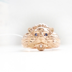 Мужское кольцо из красного золота с сапфирами и бриллиантами (р-р 18.5)