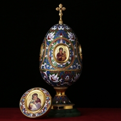 Яйцо-шкатулка «Душа России» из серебра с нефритом и альмандинами