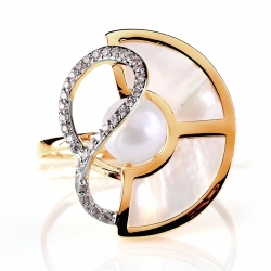 Золотое кольцо с белым жемчугом, перламутрами, фианитами