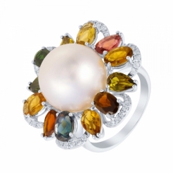 Кольцо из белого золота с жемчугом к. морским, бриллиантами и турмалинами (цветы)