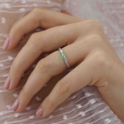 Обручальное кольцо из белого золота с муассанитом