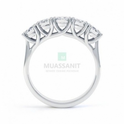 Женское обручальное кольцо из белого золота с муассанитом