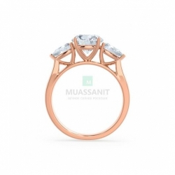 Женское золотое кольцо с тремя муассанитами