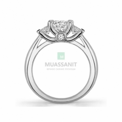 Женский золотой перстень с тремя большими муассанитами