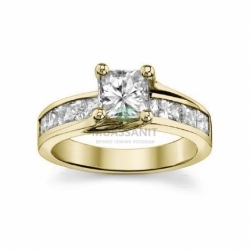 Золотое кольцо для предложения с муассанитом