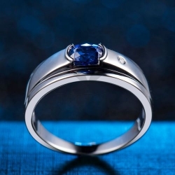 Мужское кольцо из белого золота с сапфиром, бриллиантом