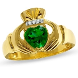 Мужское кольцо из желтого золота с изумрудом огранки сердце и бриллиантами
