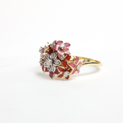 Женское кольцо Цветок из комбинированного золота c эмалью, бриллиантом